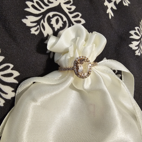 New, unworn. 10k 7/8 CT Morganite Oval Cut. - Picture 13 of 15